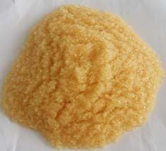 軟化樹脂是專用于軟化硬水的一種專用樹脂，通過離子交換技術(shù)，使水的硬度小于50 mg/L(CaCO3)。離子交換是一種特殊的動(dòng)態(tài)吸附過程，一般是由不溶于水的離子交換劑在電解質(zhì)溶液中進(jìn)行，這種離子交換劑即為離子交換樹脂。